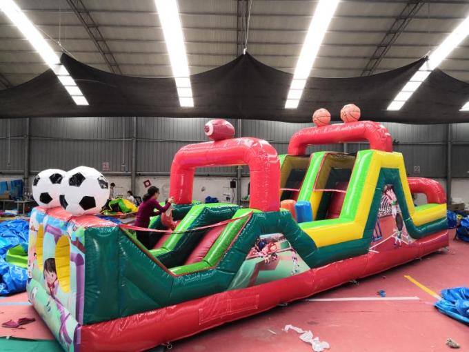 Carrera de obstáculos inflable masiva del fútbol colorido para el material del PVC de los niños 0.55m m